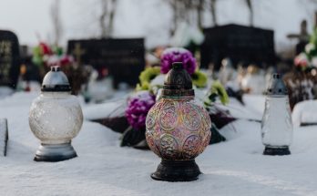 Cremation Urns vs Traditional Funeral